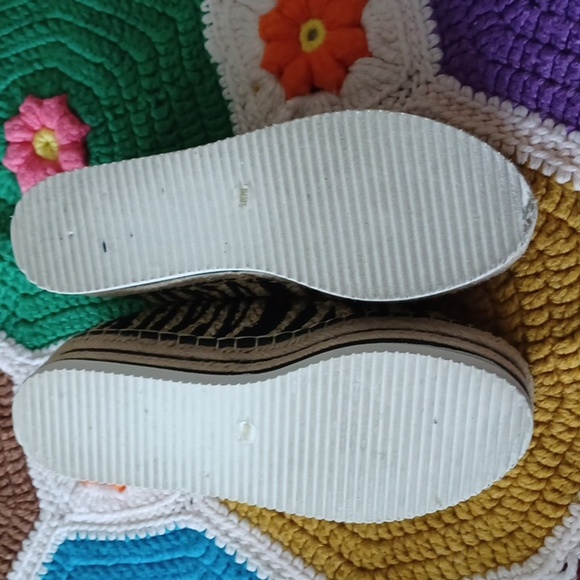 Vince Camuto Blk/ Light Tan Zebra platform Sneakers - Picture 4 of 8